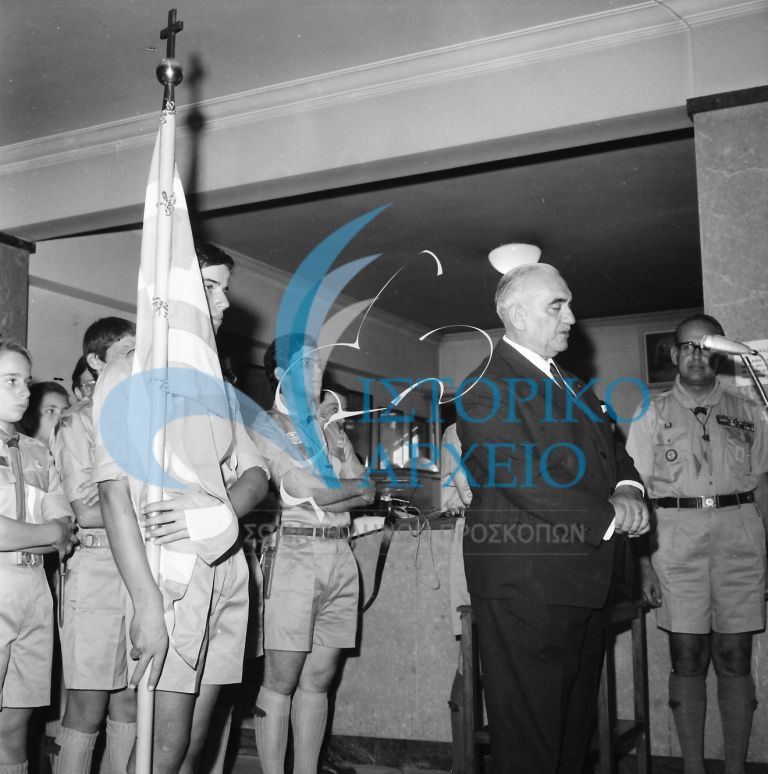 Ο Πρόεδρος ΔΣ ΣΕΠ Αχιλλέας Μαρκάκης παραδίδει την Σημαία στην Ελληνική Αποστολή του Παγκόσμιου Προσκοπικού Τζάμπορη της Ιαπωνίας το 1971.