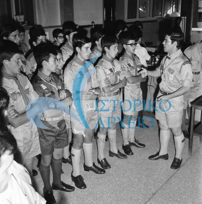 Η Ελληνική Αποστολή στο Παγκόσμιο Προσκοπικό Τζάμπορη της Ιαπωνίας το 1971 κατά την παράδοση της Σημαίας της αποστολής.