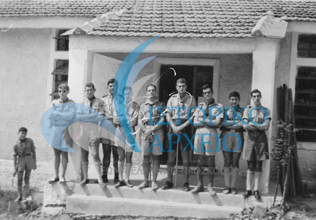 Οι βαθμοφόροι της ΤΕ Βύρωνα έξω από το Προσκοπικό Κέντρο "Κένταυρος" σε κατασκήνωση το 1961 στα Χάνια Πηλίου.