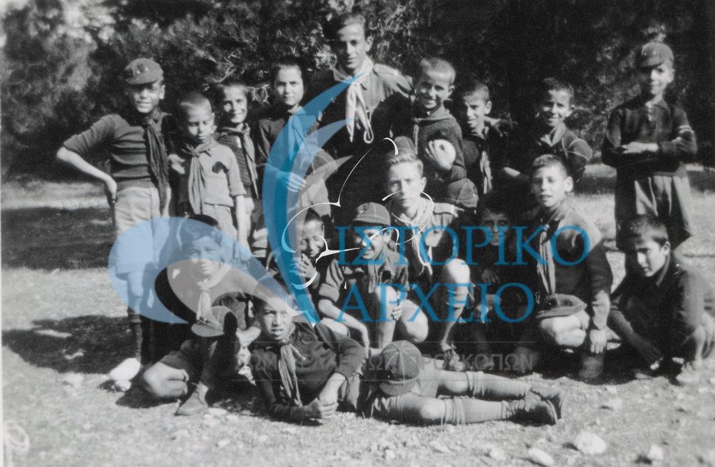 Η 25η Ομάδα σε εκδρομή στη Καλογρέζα το 1936. Διακρίνεται ο Γεώργιος Σοφιανόπουλος που εκτελέστηκε την κατοχή από τους Γερμανούς.