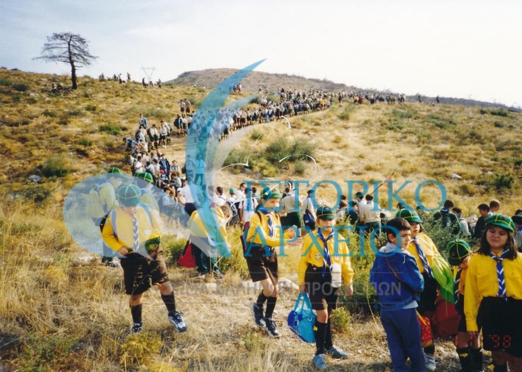 Πρόσκοποι σχηματίζουν ουρά για να φτάσουν στο χώρο αναδάσωσης στην Πεντέλη το 1998.