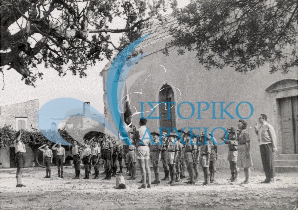 Αεροπρόσκοποι από τα Χανιά σε εκδρομή στο Αρκάδι το 1962. Διακρίνονται Ν. Κατερινάκης,  ο Καλαϊτζάκης,  ο Στελιος Κουντούρης, στην μεσαία γραμμή απο δεξιά δεύτερος ο Σαπουνάκης δίπλα του ο Βασιλάκης, όρθιος απο δεξιά ο κ. Μοσχονάς, τέταρτος ο Θανασης Δούπης, δίπλα του  Οικονομάκης, Γιαννης Καντάρας, ο Αντωνης Γαμπάς, ο Ρακάκης, τελευταίος αριστερά ορθιος Ανδρουλιδάκης, καθιστός ο Στέλιος ο Κουντούρης. Στο κεντρο πανυψηλος ο Αρχηγος Χατζηδακης Περιφερειακος Εφορος Χανιων
