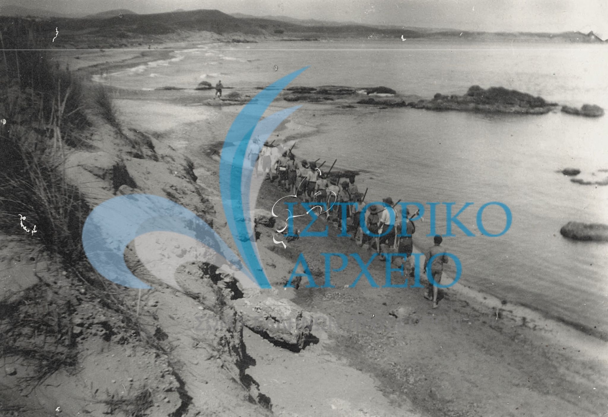 Πρόσκοποι των Χανίων σε πορεία δίπλα στην παραλία τη δεκαετία του `50.
