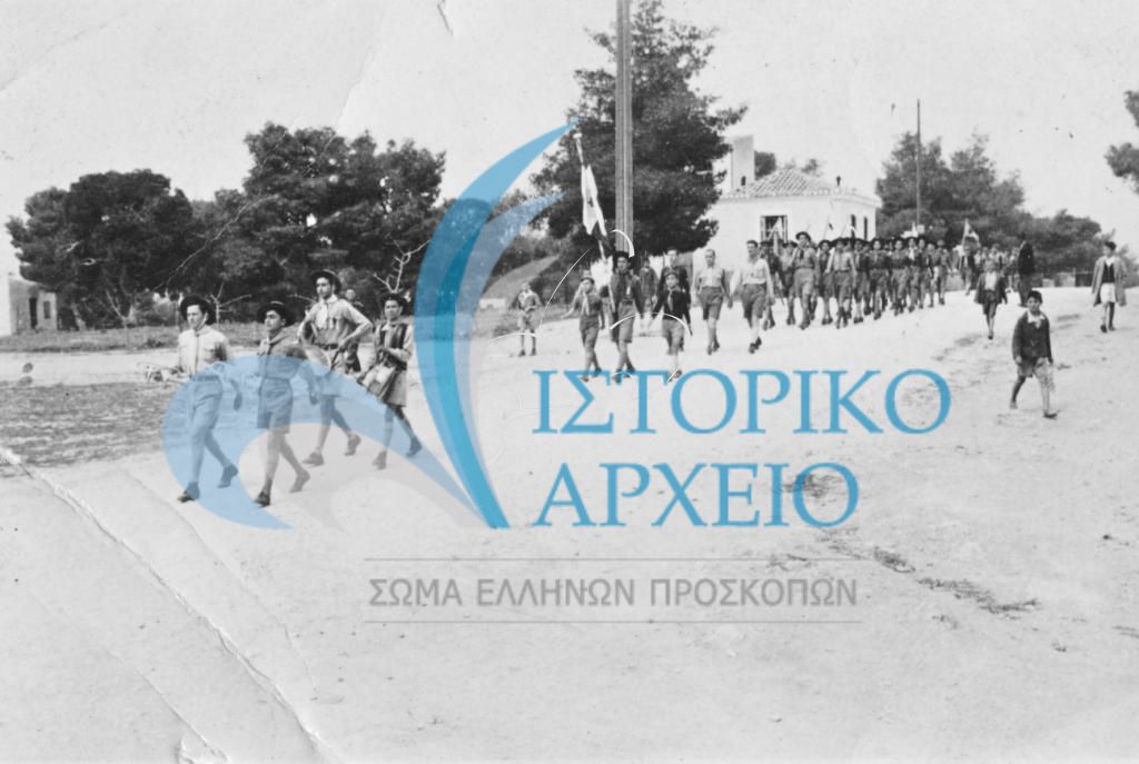 Πρόσκοποι της Αγίας Παρασκευής σε παρέλαση στο κέντρο της πόλη το 1954. 