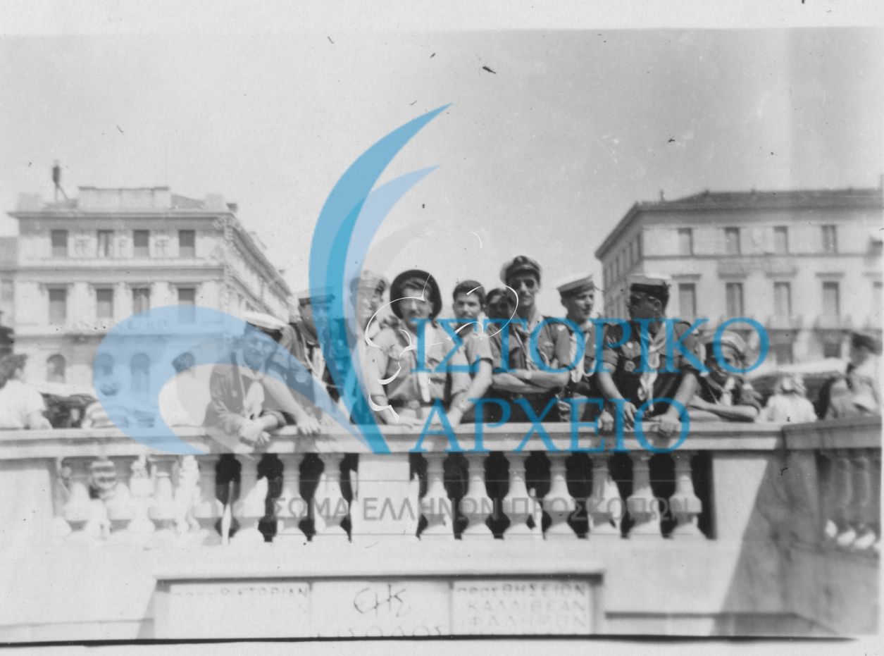Από την εκδρομή των Ελλήνων προσκόπων Λιβάνου στην Αθήνα, στιγμιότυπο από την επίσκεψή τους στην Πλατεία Ομονοίας το 1954.