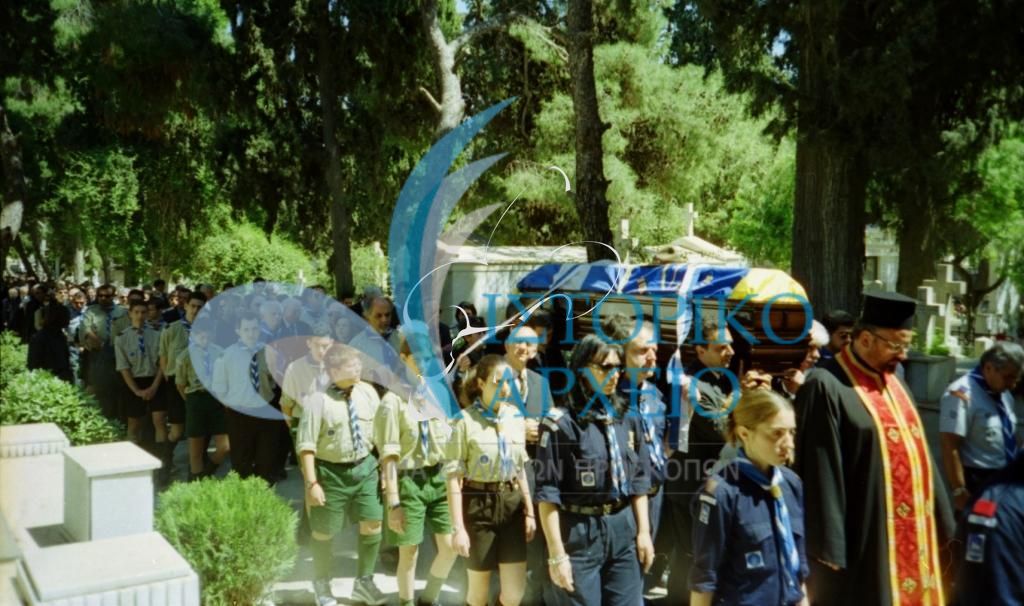 Πρόσκοποι συνοδεύουν στην τελευταία του κατοικία τον Δημήτρη (Ραν) Αλεξάτο το 2001.