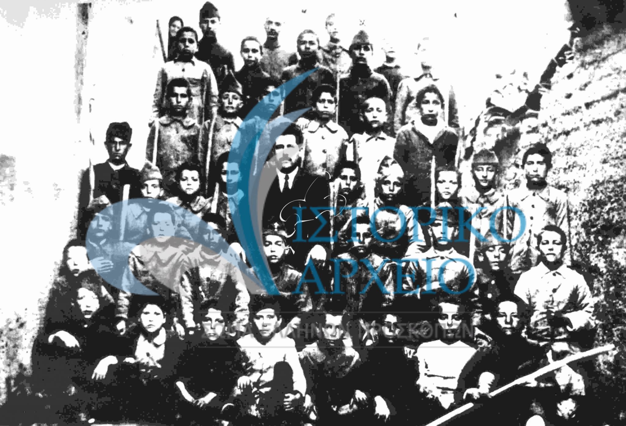 Η προσκοπική ομάδα από το Σιβρισάρι της Ερυθραίας με τον αρχηγό και δάσκαλό της.