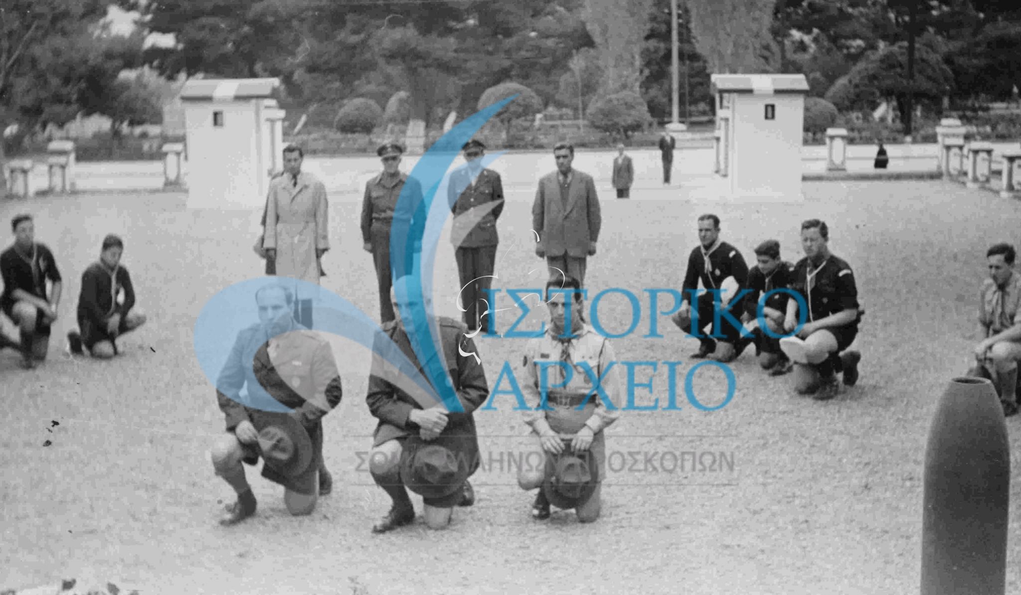 Αντιπροσωπεία των Προσκόπων Θεσσαλονίκης καταθέτει κατά την κατάθεση στεφάνου στο Ηρώο του Γ' Σώματος Στρατού  το 1950.
