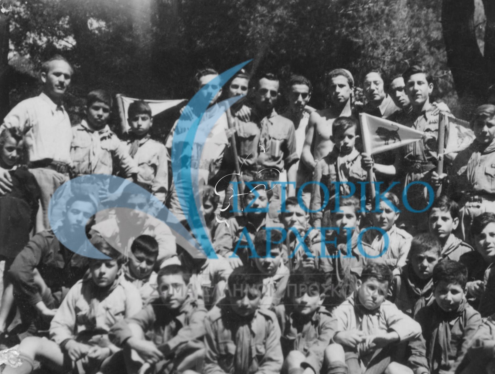 Η 50η Ομάδα Προσκόπων Αθηνών σε αναμνηστική φωτογραφία από την κατασκήνωση στο Καστρί της Κηφισιάς το 1946.