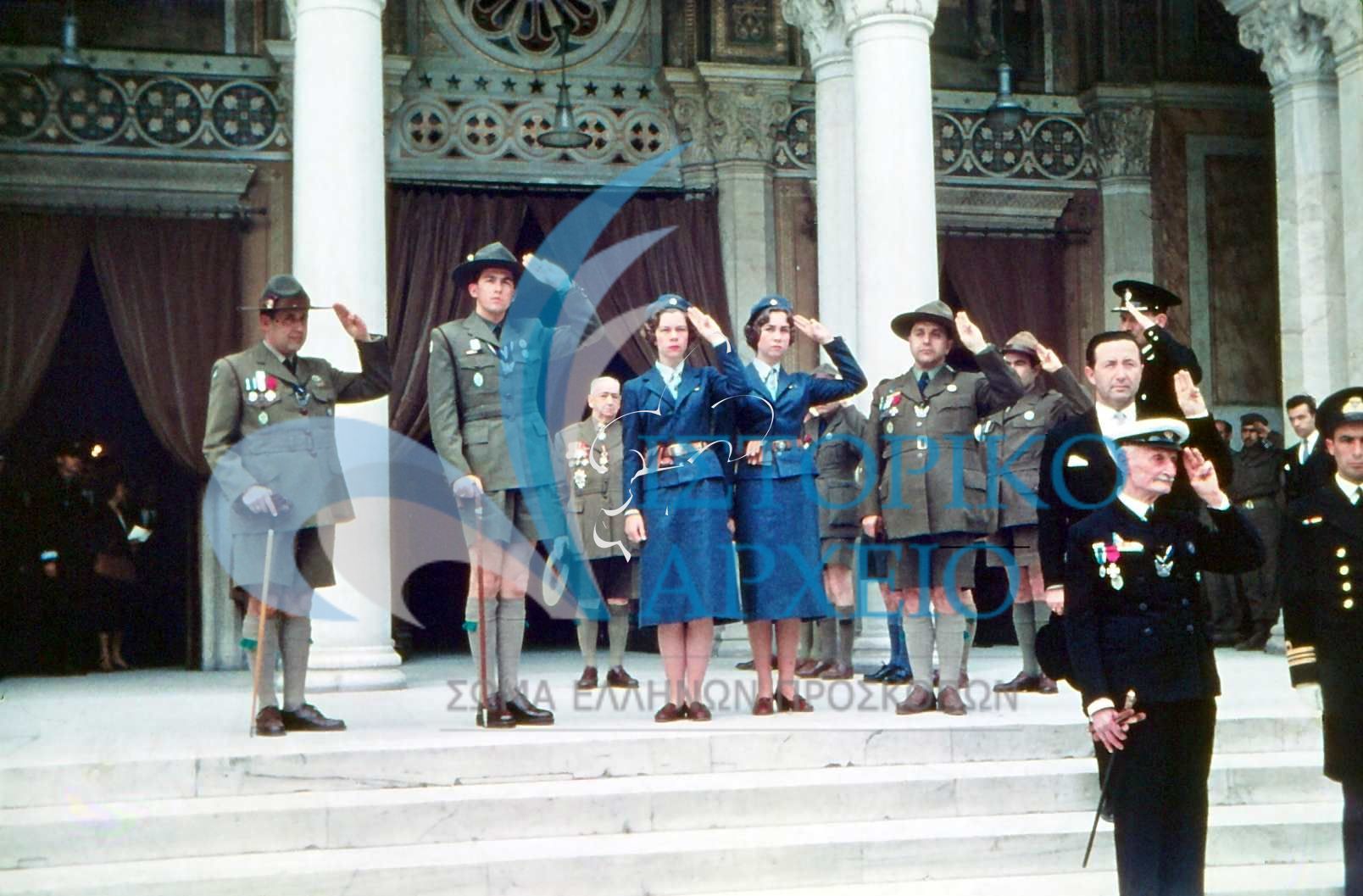 Ο Διάδοχος Κωνσταντίνος με τις Πριγκίπισες Ειρήνη & Σοφία και μέλη του ΔΣ ΣΕΠ έξωθεν της Μητρόπολης κατά την δοξολογία για το ιωβηλαίο του ΣΕΠ το 1960. Διακρίνονται ο ΓΕ Δ. Αλεξάτος, Δ. Μακρίδης,  Μ. Σοφιάνος.