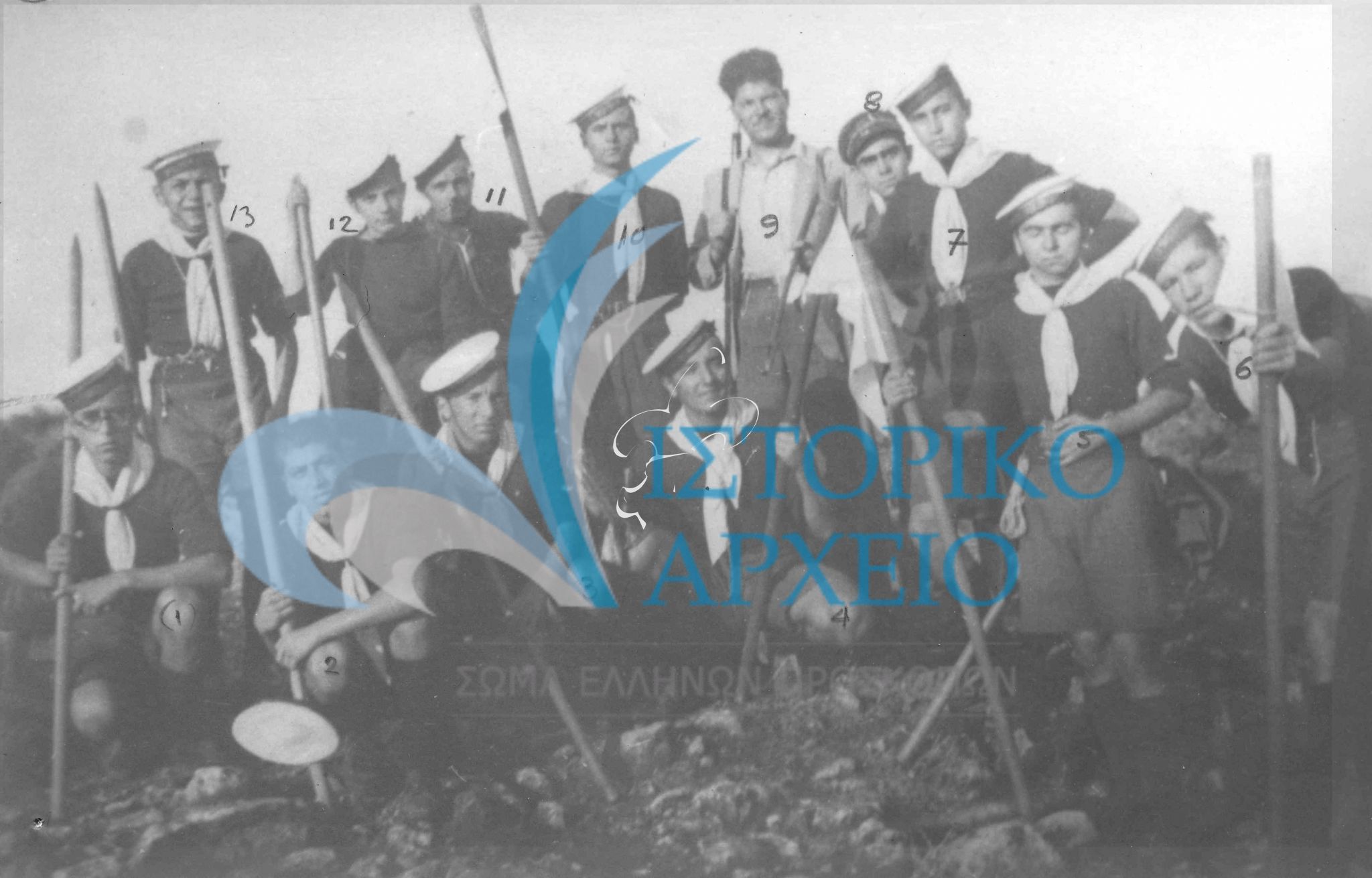 Οι ναυτοπρόσκοποι του Ρεθύμνου σε εκδρομή στην περιοχή Τρία Μοναστήρια με αρχηγό τον Ε. Μαρνέλλο το 1938. Διακρίνονται επίσης: Κίμωμ Τζέτσος, Εμμα. Δορυφόρος, Ε. Χαλκιαδάκης, Γ. Ψαρουδάκης, Θ. Καλλέργης, Στ. Παναγιωτάκης, Γ. Παρταλιάς, Δημ. Καλούδης, Χ. Νεονάκης, Π. Πρινιωτάκης.