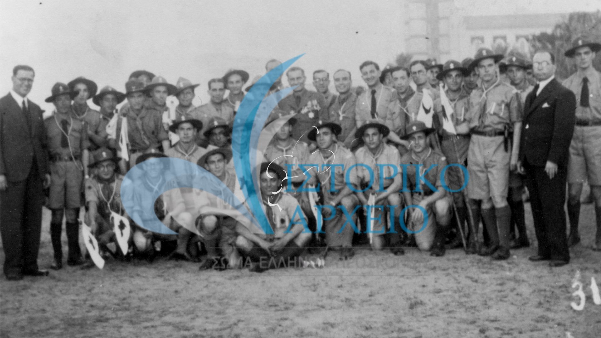 Αναμνηστική φωτογραφία του ΓΕ Λ. Πτέρη με τους έλληνες προσκόπους του Πορτ Σάιδ κατά την επίσκεψη του στο 1937.