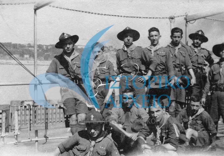Οι έλληνες πρόσκοποι Παρισιών σε εκδρομή στην Άνδρο το 1926.