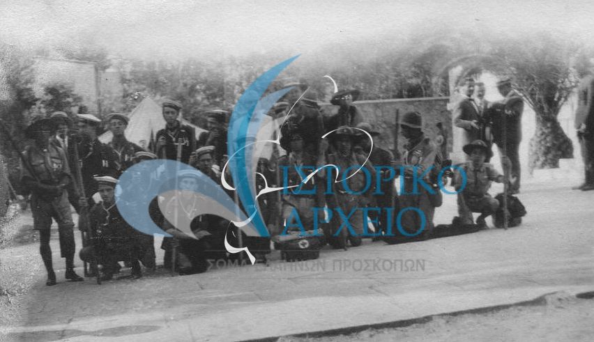 Ο ΓΕ Χρ. Μπιρσιμιτζάκης με προσκόπους της Σύρου κατά την αποχώρησή τους από την πανελλήνια προσκοπική συνάντηση στην Αθήνα το 1926. 