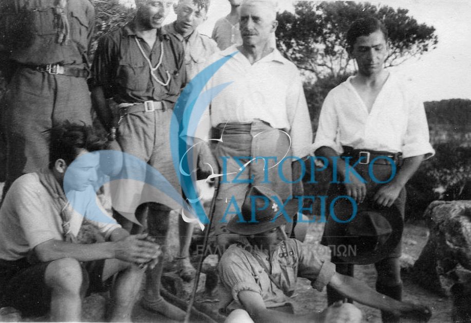 Ο Αθανάσιος Λευκαδίτης με ομάδα προσκόπων σε εκδρομή στη Βουλιαγμένη. Στο μέσο διακρίνεται ο Δ. Σουρής, μετέπειτα αρχηγός ελληνική προσκοπικής ομάδας Παρισιών.