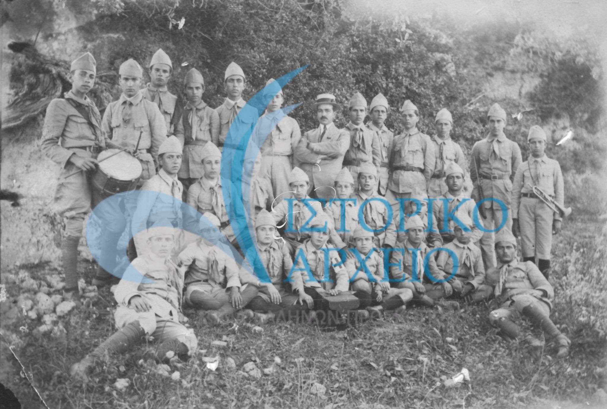 Οι πρώτοι πρόσκοποι Ρόδου το 1921 με τον ιδρυτή τους Θ. Γεωργιάδη στο μέσο και τον αρχηγό Ε. Παπαδόπουλο. Στη πρώτη γραμμή διακρίνεται μεταξύ των καθήμενων και με το σήμα του Ερυθρού Σταυρού ο μετέπειτα ήρωας του ελληνοιταλικού πολέμου Αλέξανδρος Διάκος.
