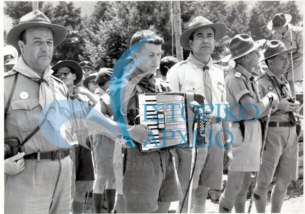 Πρόσκοποι στην Πυρά Έναρξης στο Τζάμπορη Ιωβηλαίου στην Αμφίκλεια το 1960.