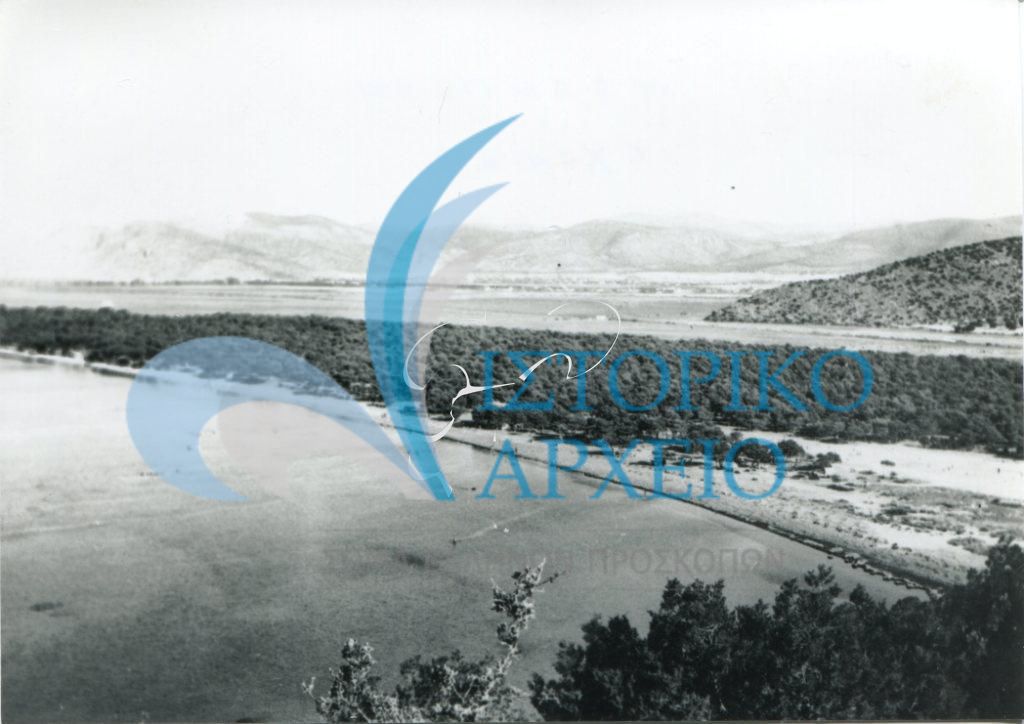 Αεροφωτογραφία με την παραλία του Σχοινιά Μαραθώνος τις ημέρες που φιλοξενούσε το 11ο Τζάμπορη το 1963.