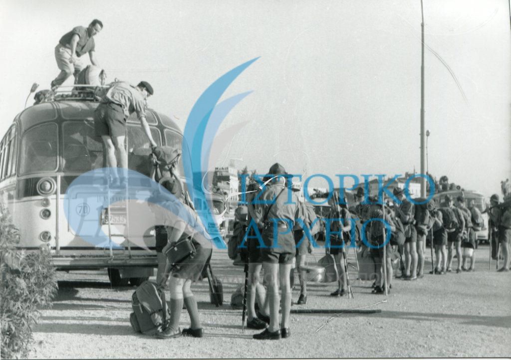 Ξένες αποστολές προσκόπων επιβιβάζονται σε τουριστικό λεωφορείο προκειμένου να μεταβούν στο χώρο του Τζάμπορη Μαραθώνα το 1963.