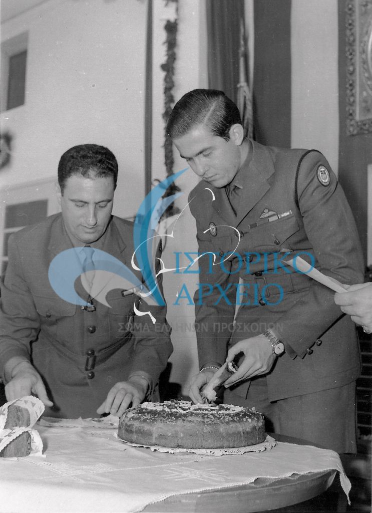 Ο Διάδοχος Κωνσταντίνος κόβει την πρωτοχρονιάτικη πίτα του ΣΕΠ τον Ιανουάριο του 1963.