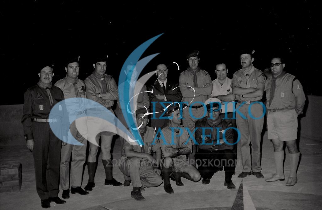 Ο Δ. Μακρίδης με προσκόπους της Αλεξανδρούπολης κατά τα εγκαίνια του νεώσοικου ναυτοπροσκόπων τον Ιούλιο του 1970 στο λιμάνι της πόλης.