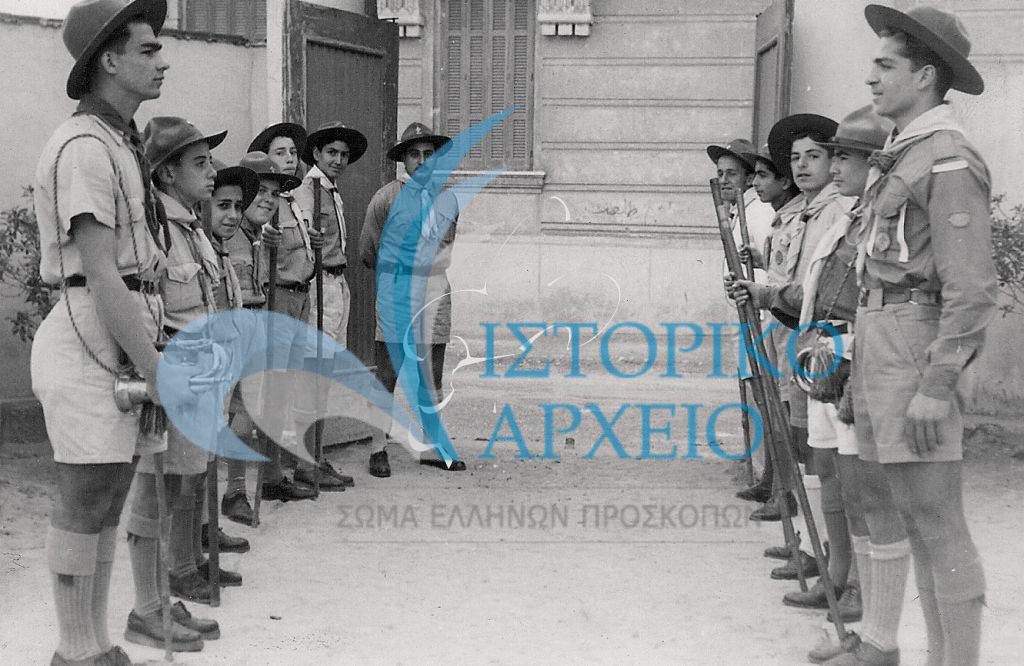 Η ελληνική ομάδα προσκόπων σε παράταξη κατά την ημέρα απονομής του Μεταλλίου Εξαίρετών Πράξεων στη Σημαία της ΠΕ Αλεξάνδρειας το 1950.