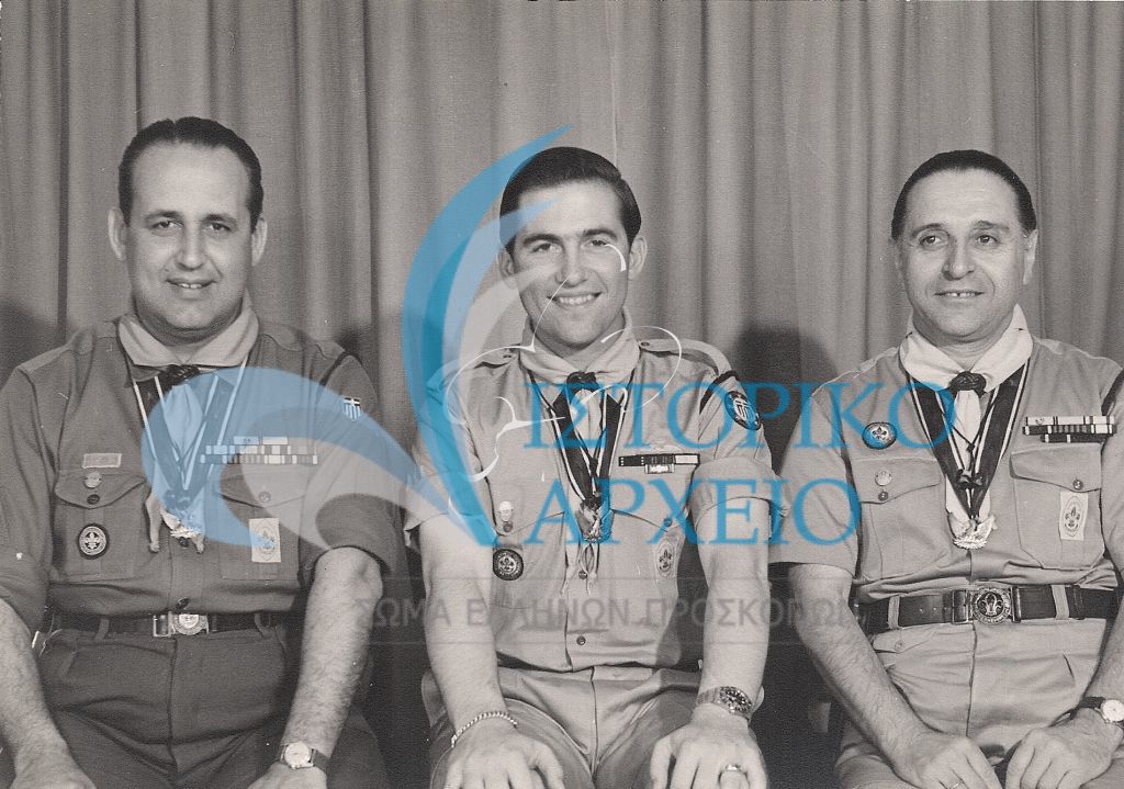Ο ΓΕ Δ. Αλεξάτος με τον αναπληρωτή ΓΕ Δ. Μακρίδη και τον Διάδοχο Κωνσταντίνο στο Διακριτικό Δάσους Αρχηγών Συστημάτων τον Μάιο του 1963.
