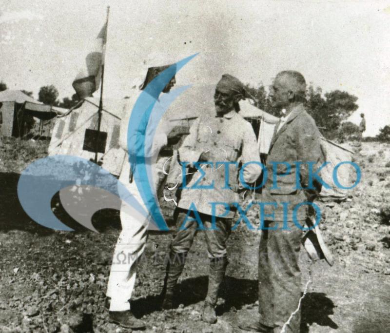 Ο Αθ. Λευκαδίτης κατά την διάρκεια εκδρομή το 1920 με τους Α. Φέτση και Μ. Μίνδλερ.