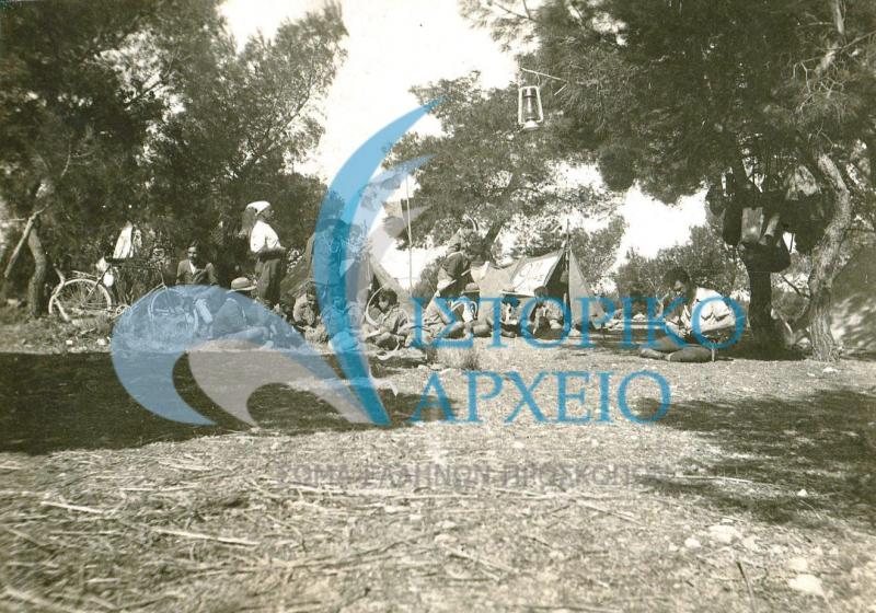 Η 4η κατασκήνωση της 9ης Ομάδας Αθηνών στην Σαλάμίνα τον Ιούλιου του 1919 με αρχηγό τον Α. Φέτση.