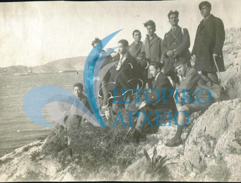 Οι πρόσκοποι της 9ης Ομάδας Αθηνών στο Πέραμα το Δεκέμβριο του 1923 λίγο πριν την εκδρομή τους στη Σαλαμίνα.