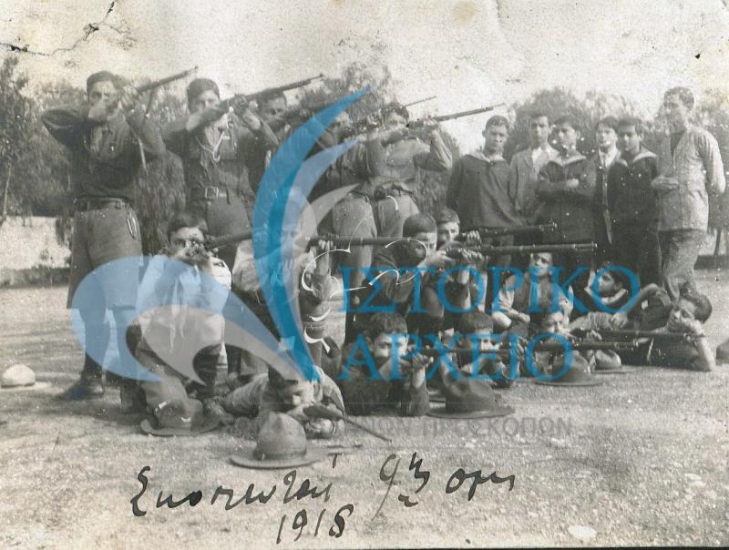 Οι σκοπευτές της 9ης Ομάδας Αθηνών σε εκδρομή το 1919.