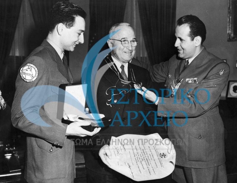 Ο ΓΕ Δ. Αλεξάτος απονέμει στο Πρόεδρο των ΗΠΑ Χάρρυ Τρούμαν το Παράσημο του Αργυρού Φοίνικα το 1952.