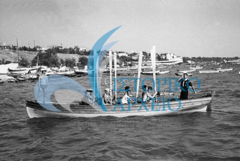 Οι ναυτοπρόσκοποι της 1ης Πανευρωπαϊκής Ρεγκάτας σε τριήμερο πλου ανοικτά της Θεσσαλονίκη το 1966.