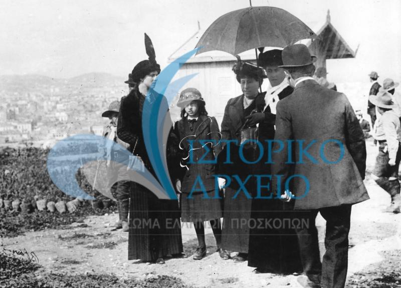 Η Βασίλισσα Όλγα με μέλη της βασιλικής οικογένειας στη δεντροφύτευση του Λόφου Φιλοπάππου από τους προσκόπους το 1913.