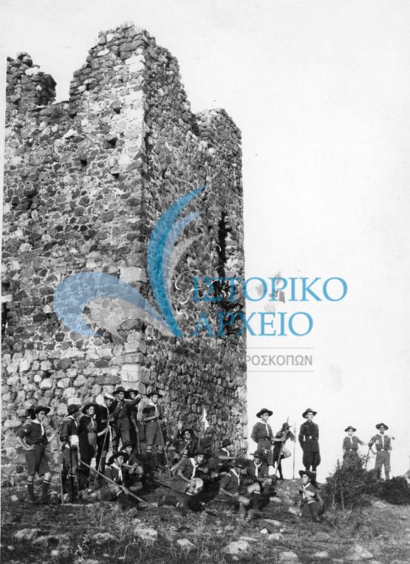 Πρόσκοποι της Εύβοιας σε εκδρομή στο Κάστρο Καραμπαμπα στην Χαλκίδα το 1917.