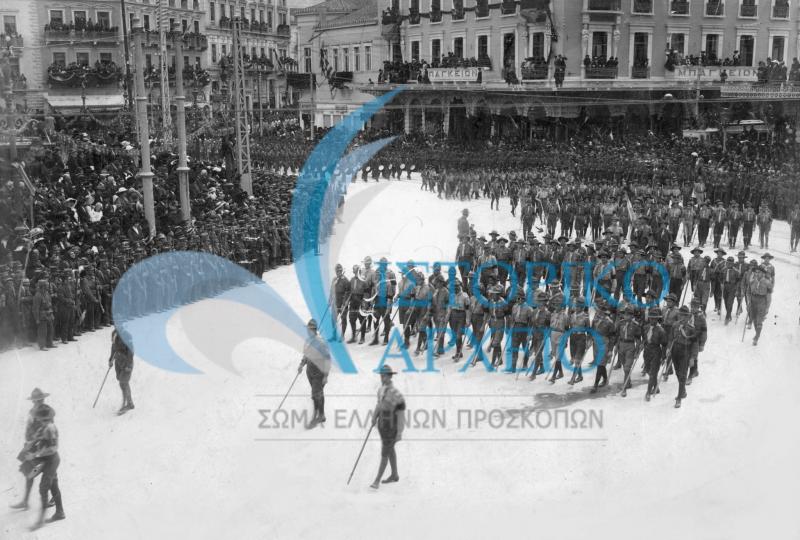 Οι πρόσκοποι της Αθήνας κινούμενοι στην Πλατεία Ομονοίας στη κεφαλή της νεκρικής πομπής του Βασιλέως Γεωργίου Α` το 1913.