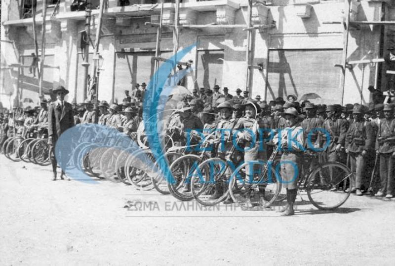 Οι ποδηλάτες της 7ης Ομάδας Αθηνών σε παράταξη σε κεντρική πλατεία της Αθήνας το 1914.