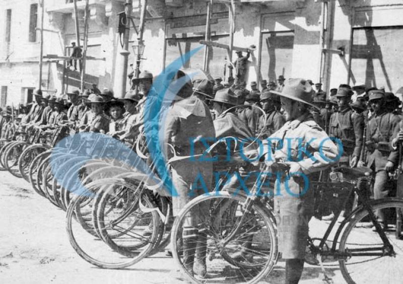 Οι πρόσκοποι ποδηλάτες της 7ης Ομάδας Αθηνών σε πλατεία της Αθήνας το 1914