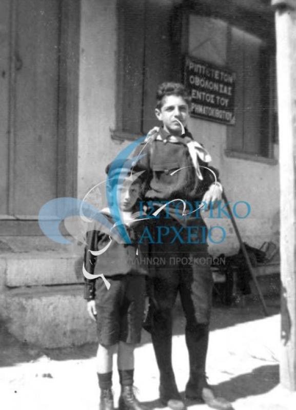 Πρόσκοποι της 7ης Ομάδας Αθηνών έξω από την εστία τους το 1914.