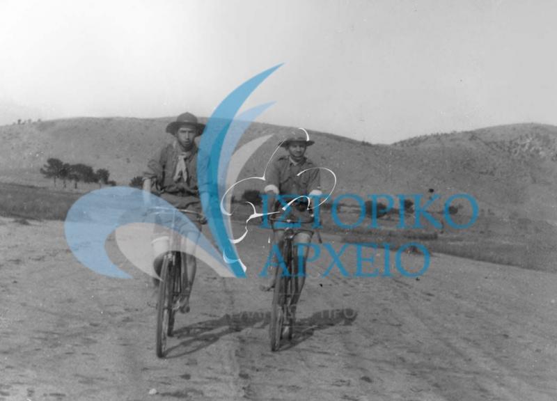 Πρόσκοποι της 7ης Ομάδας Αθηνών σε εκδρομή με ποδήλατα το 1913.