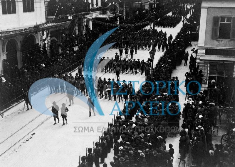 Πρόσκοποι της Αθήνας στην οδό Σταδίου στην νεκρική πομπή του Βασιλιά Γεωργίου το 1913.