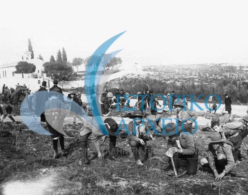 Πρόσκοποι της Αθήνας σε δεντροφύτευση στο Λόφο του Φιλοπάππου στη περιοχή Αγ. Δημητρίου Λουμπαδιάρη το 1913. Διακρίνεται η 3η Ναυτοπροσκόπων Αθηνών με τον Η. Ησαϊα.
