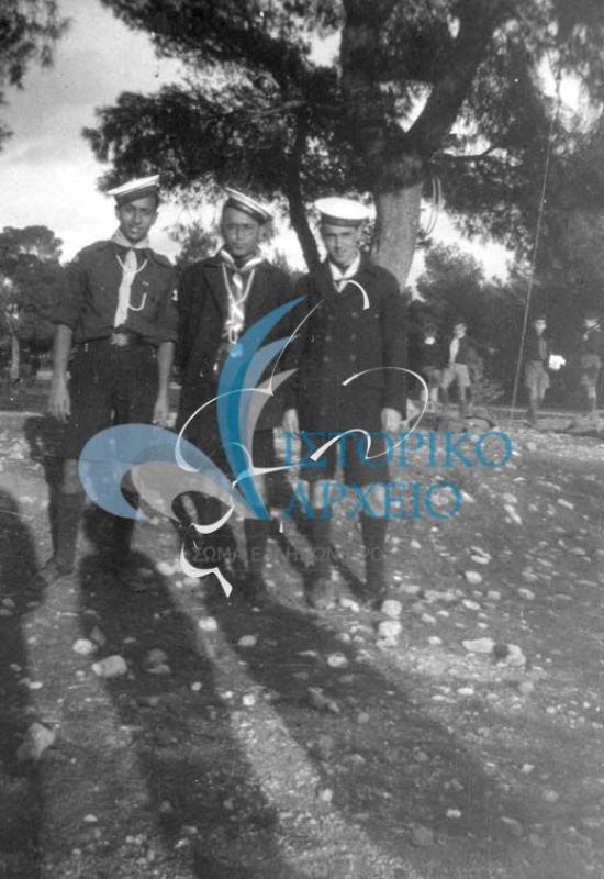 Συνάντηση εκδρομή όλων των Αγελών της Αθήνας στη Μαγκουφάνα (σημερινή Πεύκη) στις 1 Δεκεμβρίου του 1935 για το 2ο Κυνήγι Αγελών. Στη φωτογραφία ο Τηλέμαχος Γκαζιάνης με τους Βαθμοφόρους της 9ης Αθηνών.