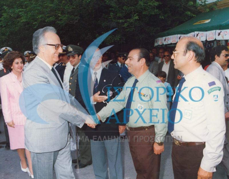 Ο Γεν. Έφορος Δ. Μαρκουλής παρουσιάζει στον Πρόεδρο της Δημοκρατίας Χρ. Σαρτζετάκη τα στελέχη των προσκόπων της Κέρκυρας σε εορταστική εκδήλωση για την ενσωμάτωση του νησιού το 1987.