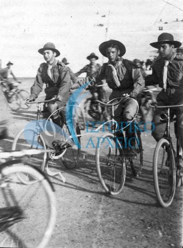 Οι ποδηλάτες της 7ης Ομάδας Αθηνών σε δοκιμή για την προσκοπική επίδειξη στο Παναθηναϊκό Στάδιο το 1914.