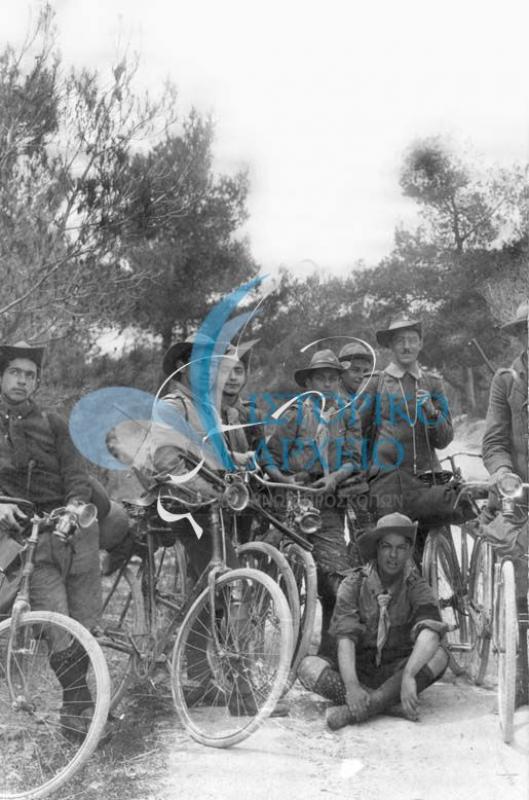 Πρόσκοποι ποδηλάτες της 7ης Ομάδας Αθηνών σε εκδρομή στο Τατόι (Δεκέλεια) το 1914.