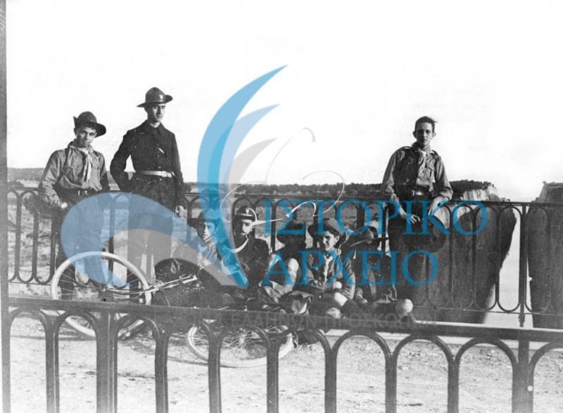 Οι ποδηλάτες της 7ης Ομάδας Αθηνών σε αναμνηστική φωτογραφία στον Ισθμό της Κορίνθου το 1914. Αρχηγοί οι: Ζ. Νεόφυτος και Β. Ράνιος