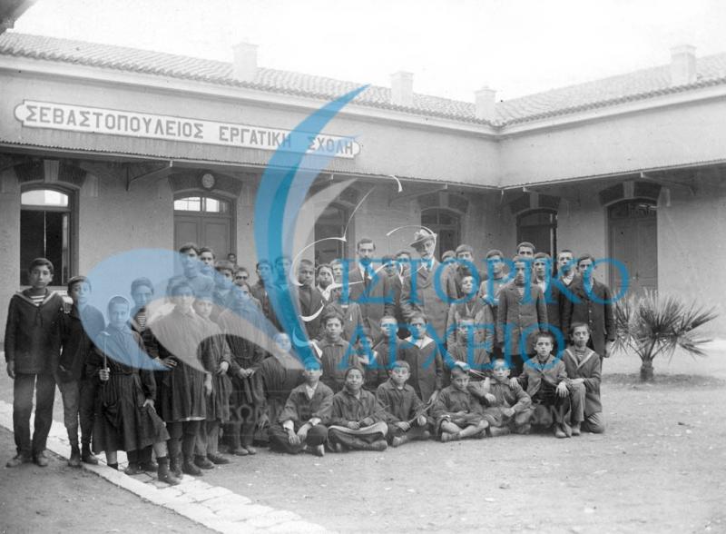 Ο Γενικός Έφορος Κ. Μελάς (όρθιος με το καπέλο) μαζί με την ομάδα που ίδρυσε στην Σεβαστουπόλειο Εργατική Σχολή το 1914.