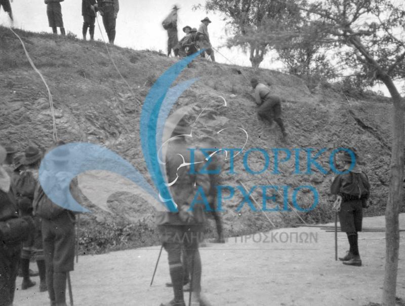Πρόσκοποι της Αθήνας με σακίδια εποχής σε παιχνίδι αναρίχησης το 1914