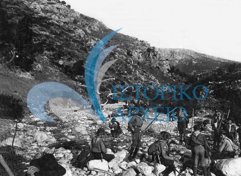 Μια από τις πρώτες ομάδες προσκόπων της Αθήνας σε εκδρομή στη περιοχή της Χασιάς Πάρνηθας το 1914.